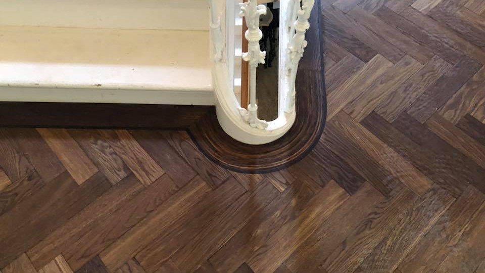 Rond gemaakte band en bies eiken vloer